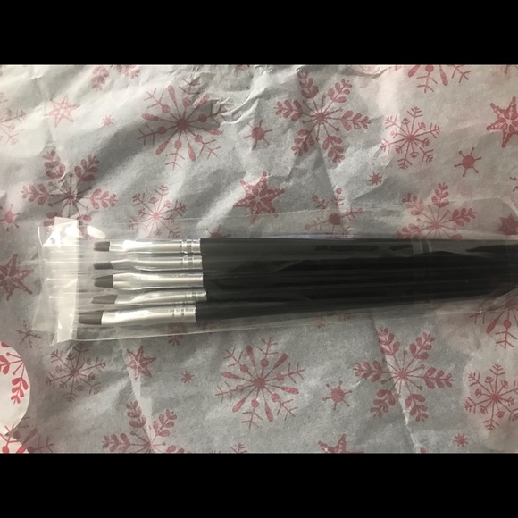 Makeup Brushes & Mascara - Picture 5 of 6